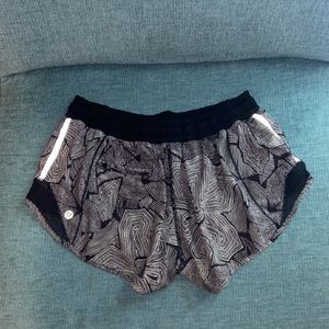 Lululemon hotty hot shorts 2.5 inches